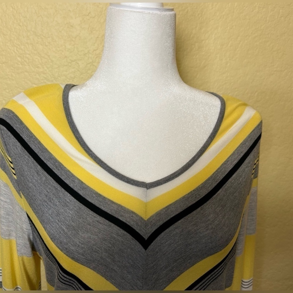 💕Graceful Women’s Zenergy by Chico’s Yellow Striped Blouse Size 1 - Picture 3 of 9